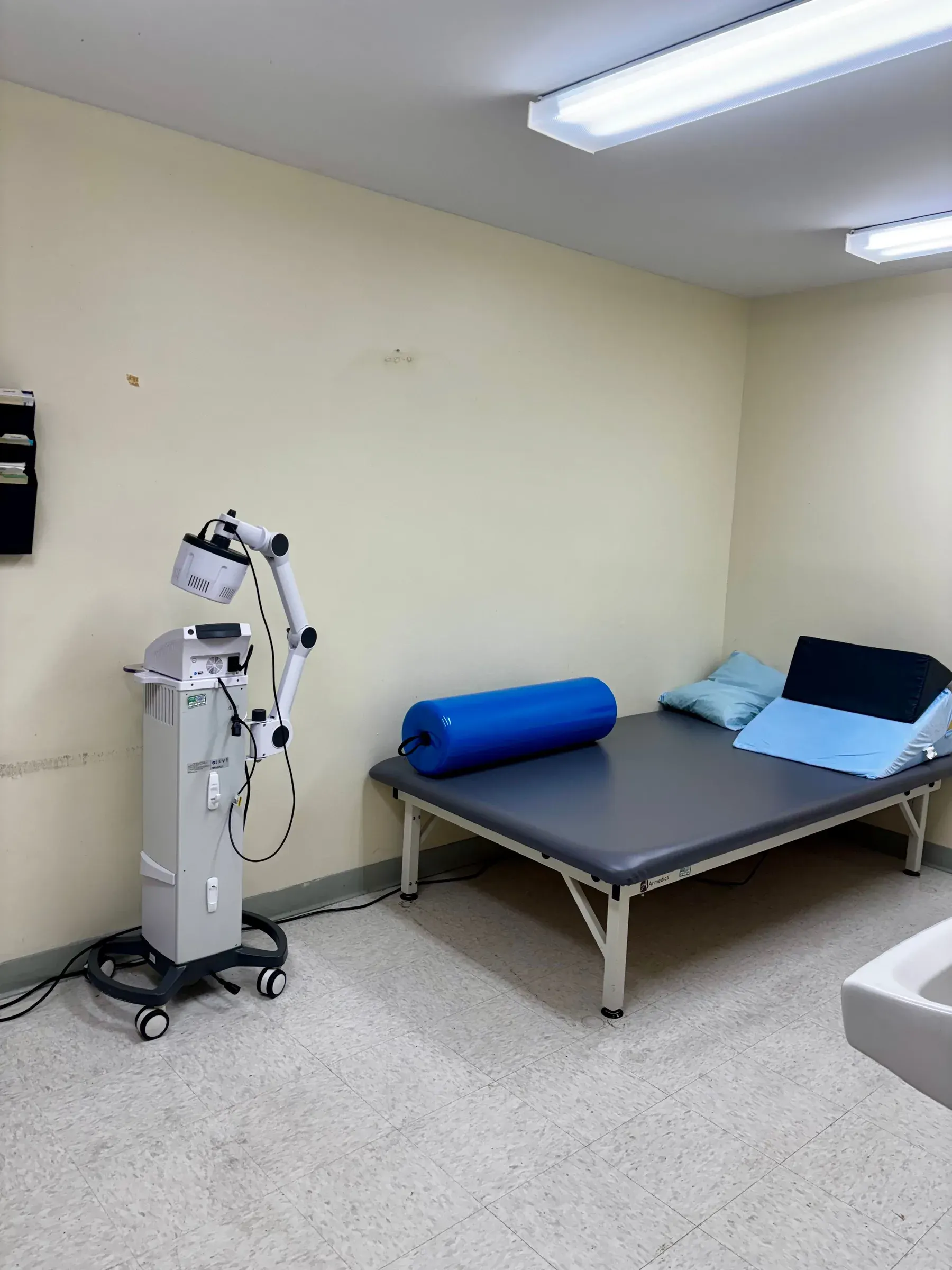 A treatment table and ultrasound unit at Vivo Healthcare Normandy